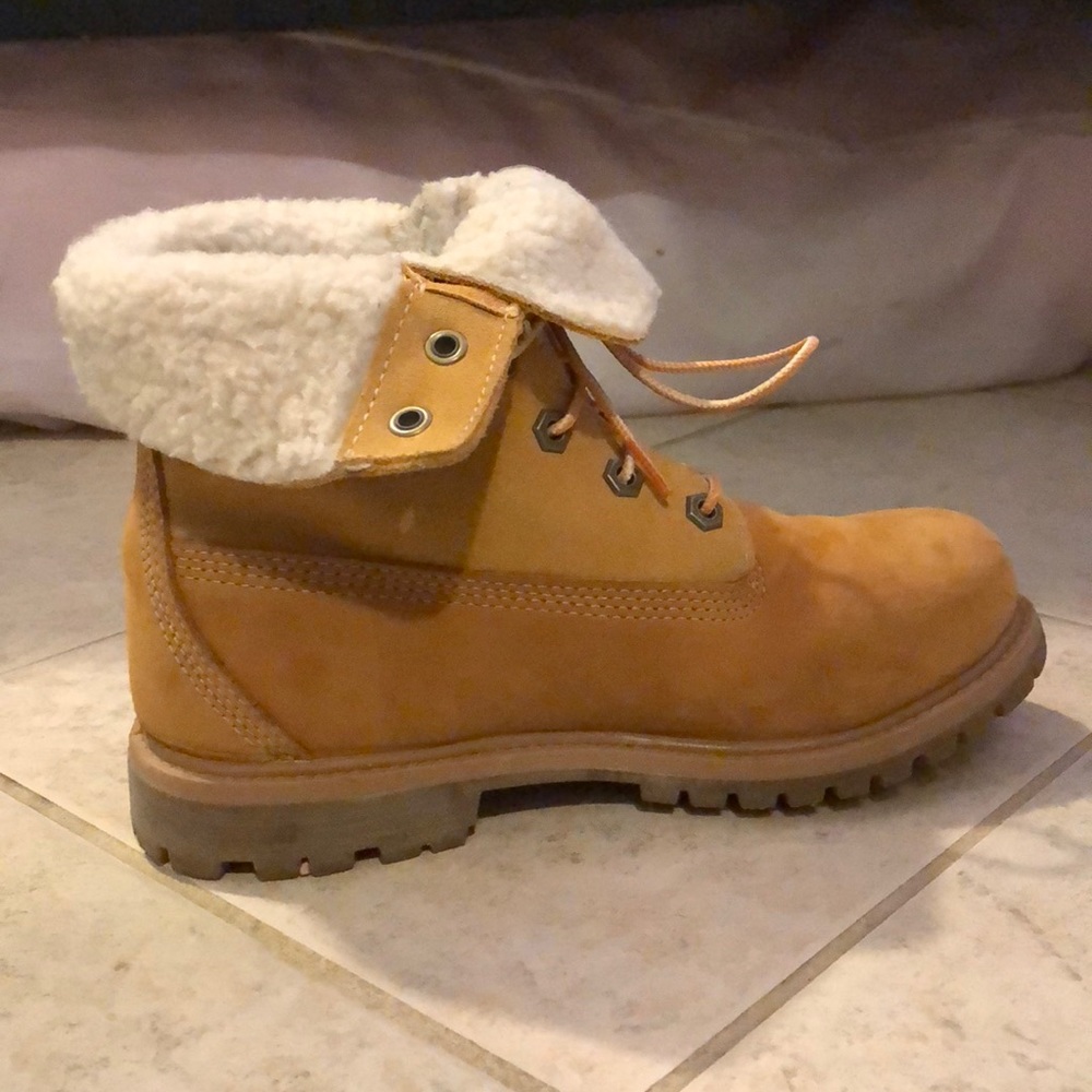 Size 6 Women’s Timberland boots with fur inside
